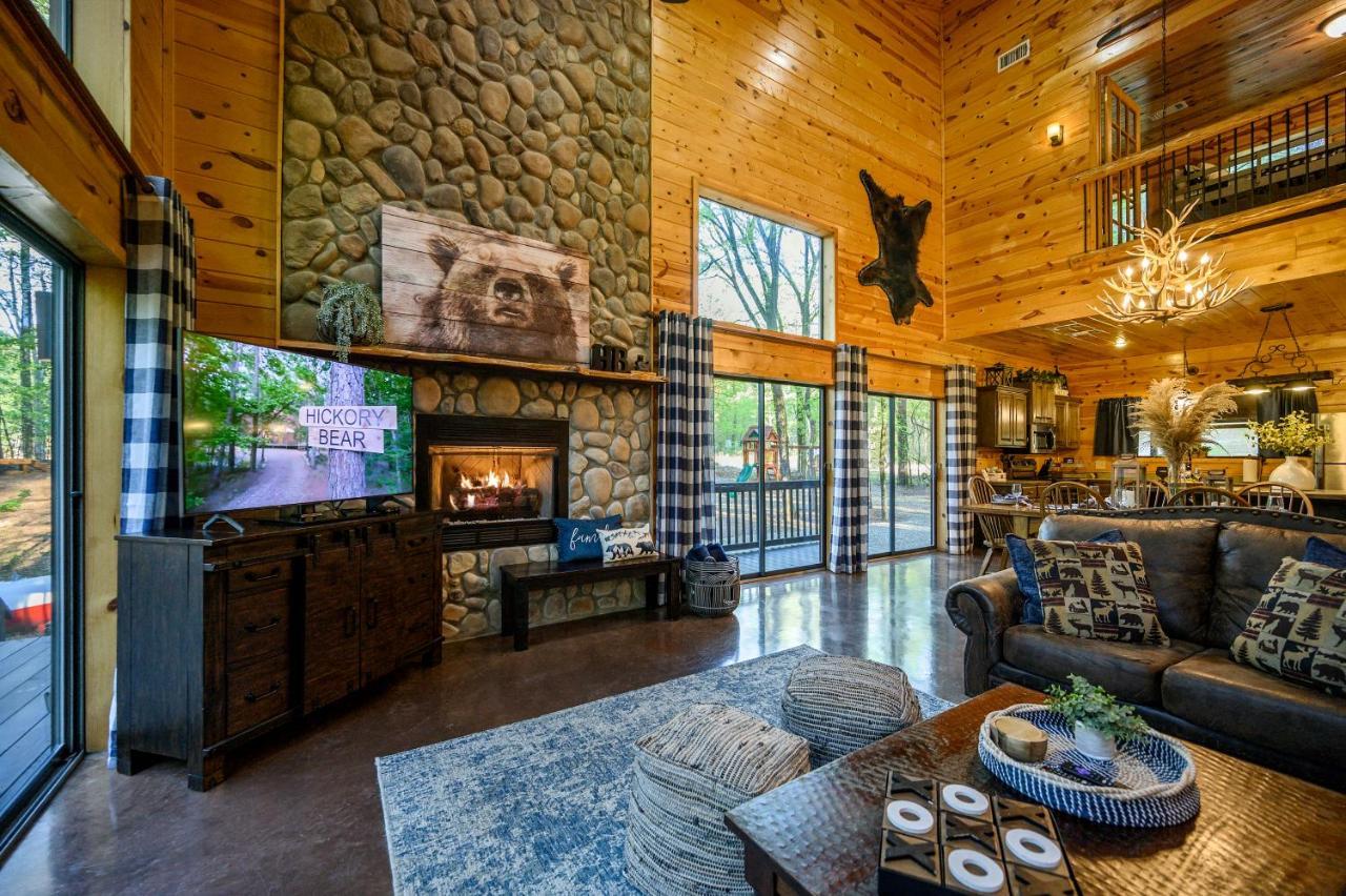 Hickory Bear Cabin: Pines, Hot Tub & Family Fun Broken Bow Exterior photo