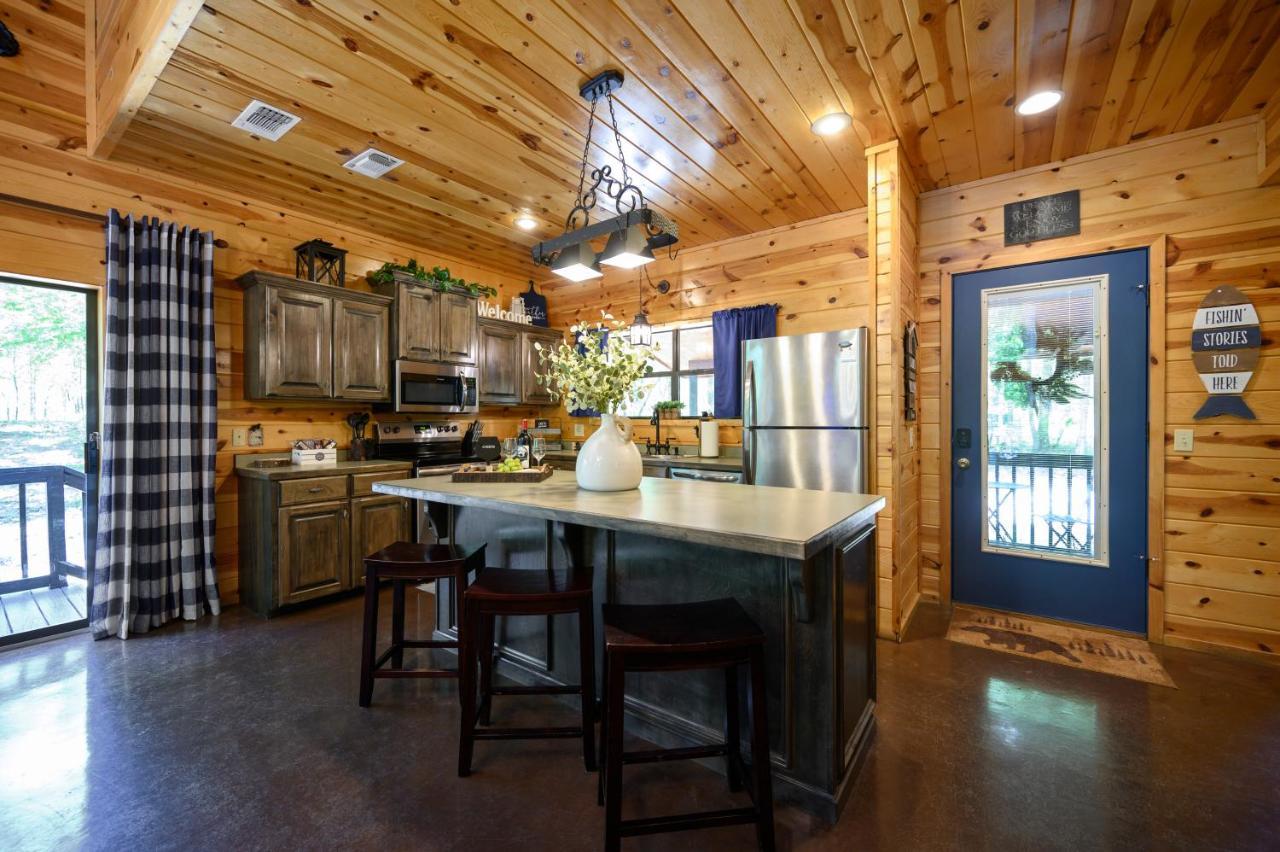 Hickory Bear Cabin: Pines, Hot Tub & Family Fun Broken Bow Exterior photo