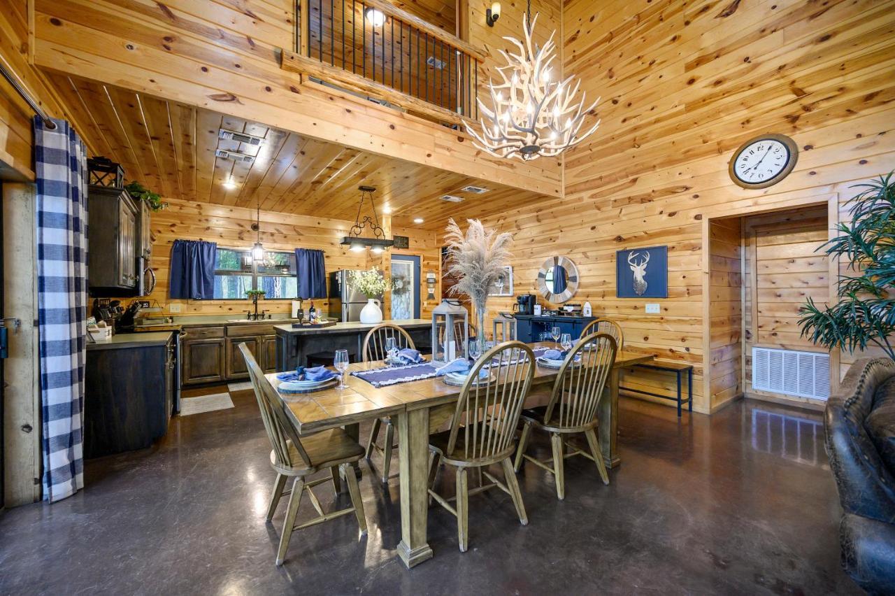 Hickory Bear Cabin: Pines, Hot Tub & Family Fun Broken Bow Exterior photo