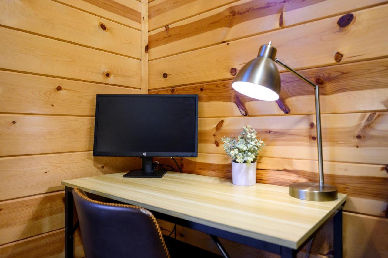 Hickory Bear Cabin: Pines, Hot Tub & Family Fun Broken Bow Exterior photo