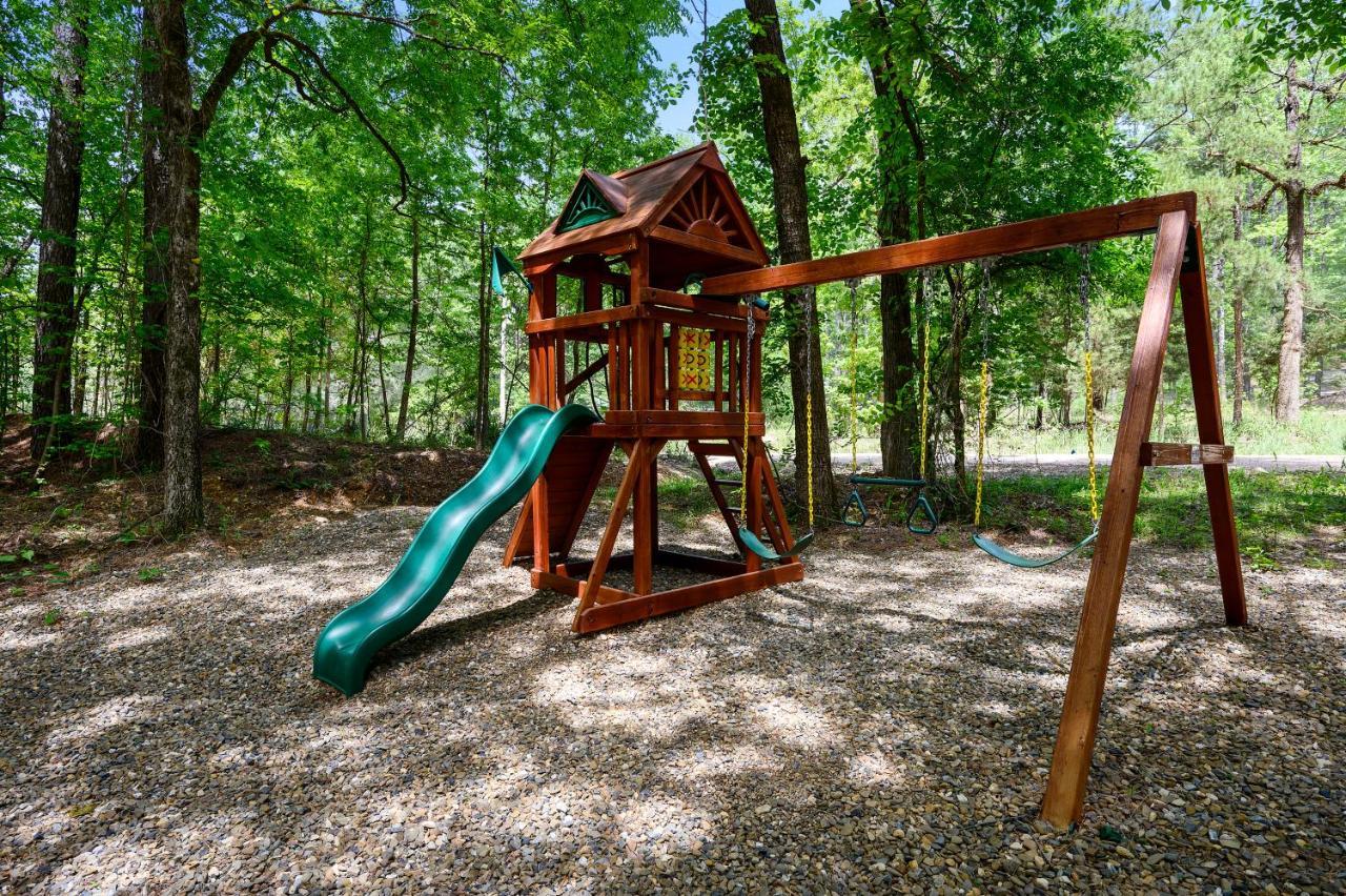 Hickory Bear Cabin: Pines, Hot Tub & Family Fun Broken Bow Exterior photo