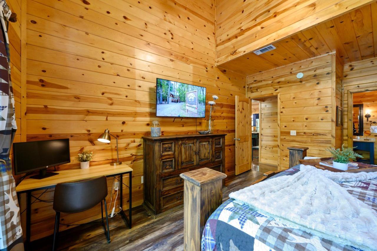 Hickory Bear Cabin: Pines, Hot Tub & Family Fun Broken Bow Exterior photo