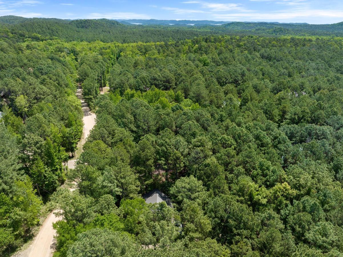 Hickory Bear Cabin: Pines, Hot Tub & Family Fun Broken Bow Exterior photo