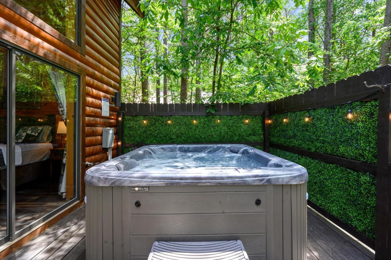 Hickory Bear Cabin: Pines, Hot Tub & Family Fun Broken Bow Exterior photo