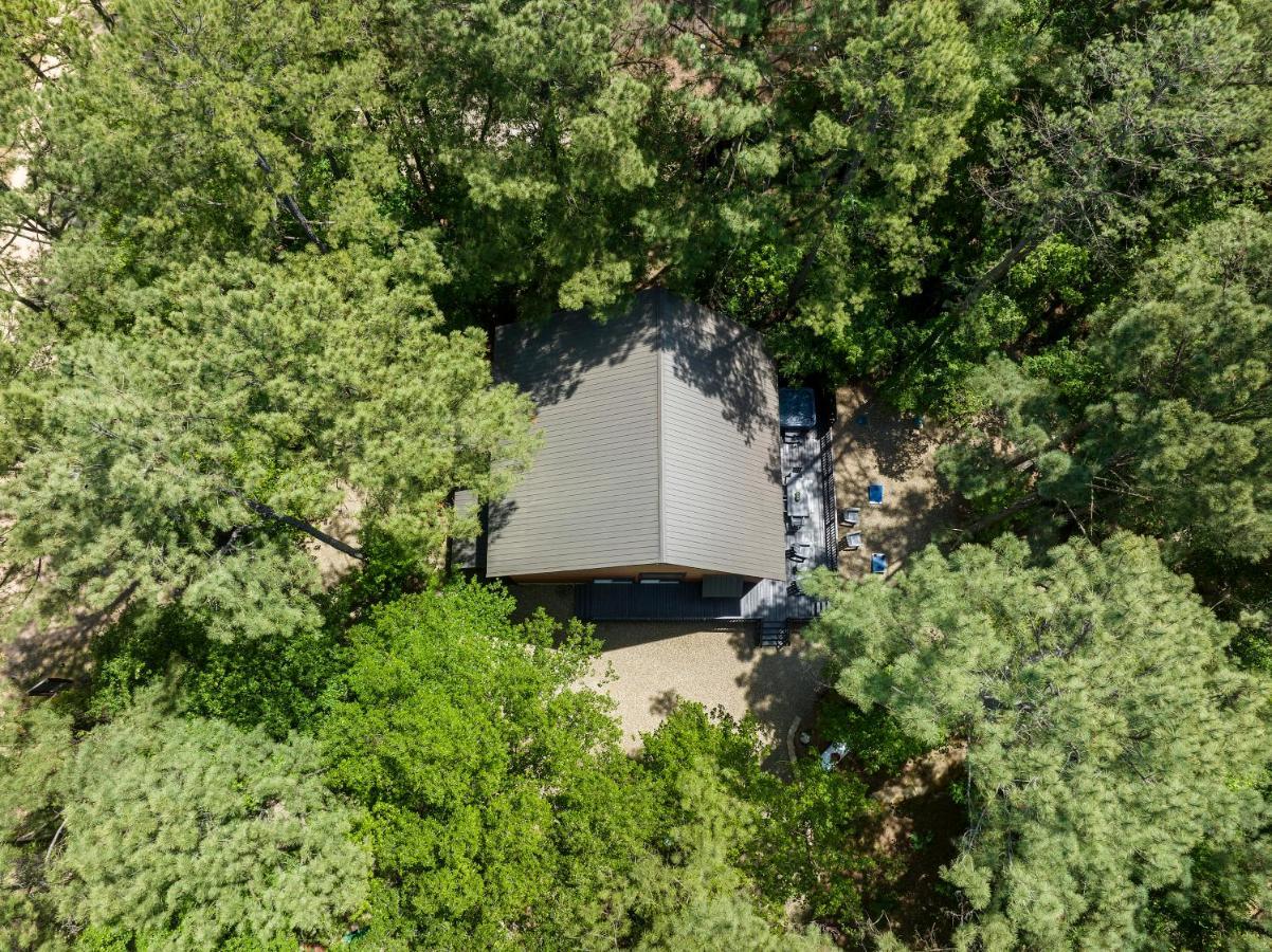 Hickory Bear Cabin: Pines, Hot Tub & Family Fun Broken Bow Exterior photo